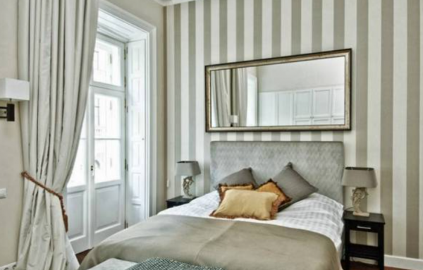 Dinding kamar dengan pola garis vertikal